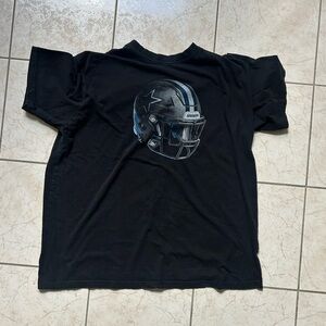 Black 2XL Cowboys tshirt with Football Helmet Graphic
